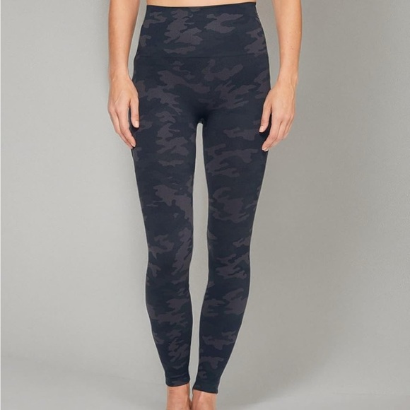 SPANX BLACK CAMOUFLAGE LOOK AT ME NOW HIGH RISE SEAMLESS LEGGINGS WOMENS SMALL - Picture 1 of 9